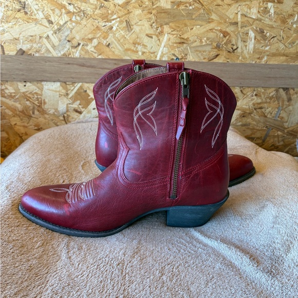 ARIAT DARLIN ROSY RED BOOTS - ROUND TOE 
SIZE 11 B - Picture 9 of 13